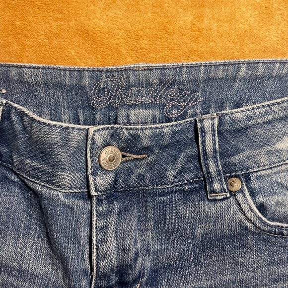 dELiA's Bailey Women 5/6‎ Cuffed Stretch Distressed Blue Denim Shorts (N) - Picture 5 of 7